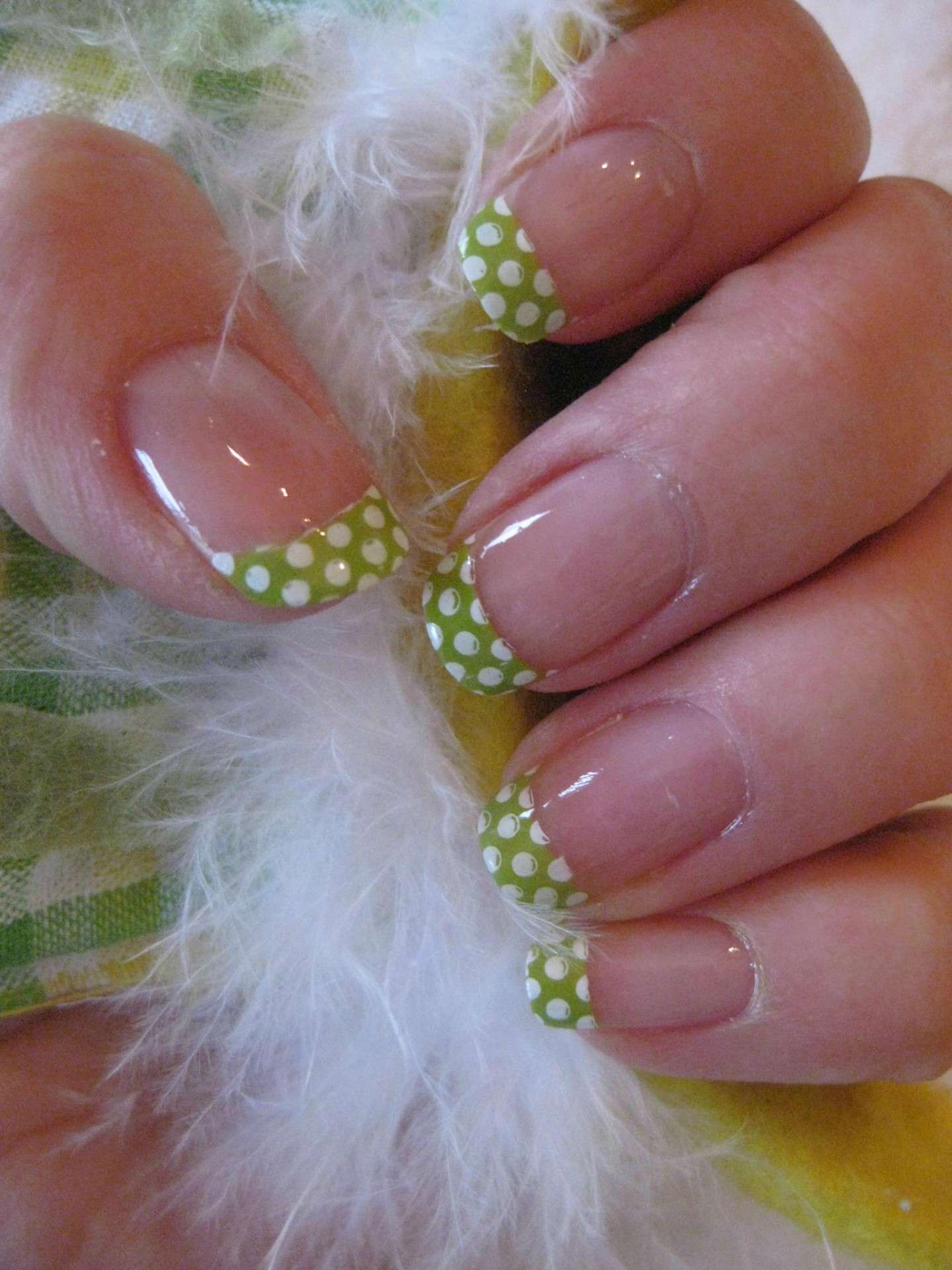 French manicure verde con pois bianchi