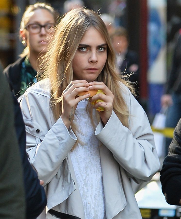 5_Cara Delevingne junk food