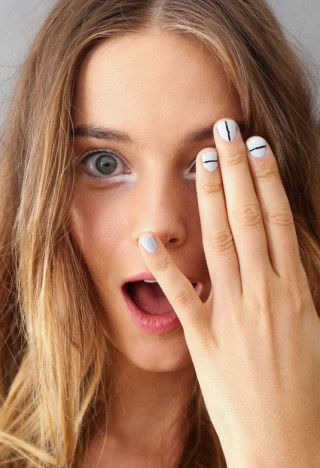 7 nail art bianca linee nere