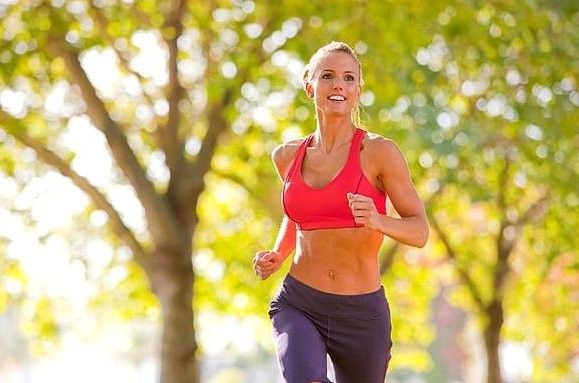 ragazza che corre nel parco