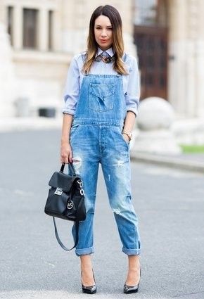 salopette di jeans abbinata ad una camicia blu